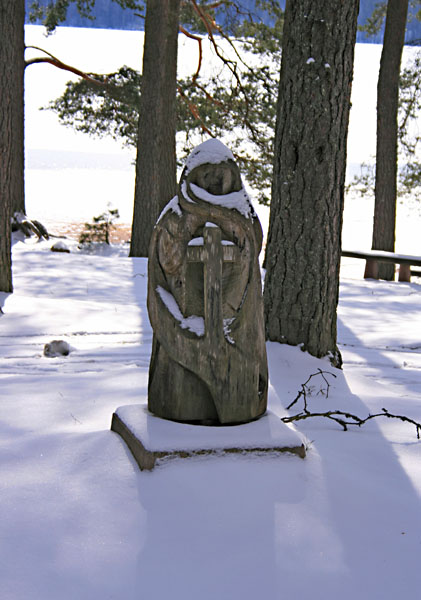 Veistos leirikeskuksen pihalla